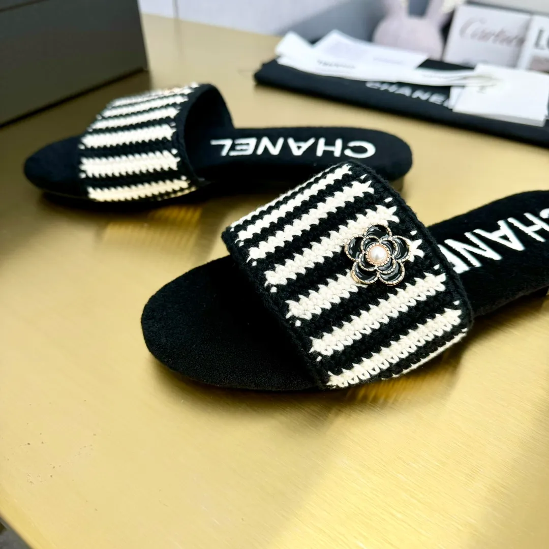 👟👟Ex-factory price 440👟👟 The top version of Chanel Chanel 24P catwalk style flip-flops, sandals. A pair of summer slippers that are super beautiful and increased in height. The cloth surface is younger and more fashionable than leather. The upper foot is too friendly for girls, a perfect height-increasing artifact! Upper: original customized cloth/calf leather lining: sheepskin water table/outsole: original molding, genuine leather outsole Size: 35-39 (40/41 customized)